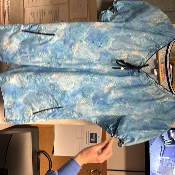 Koi light blue beautiful scrub top. - Picture 2 of 4